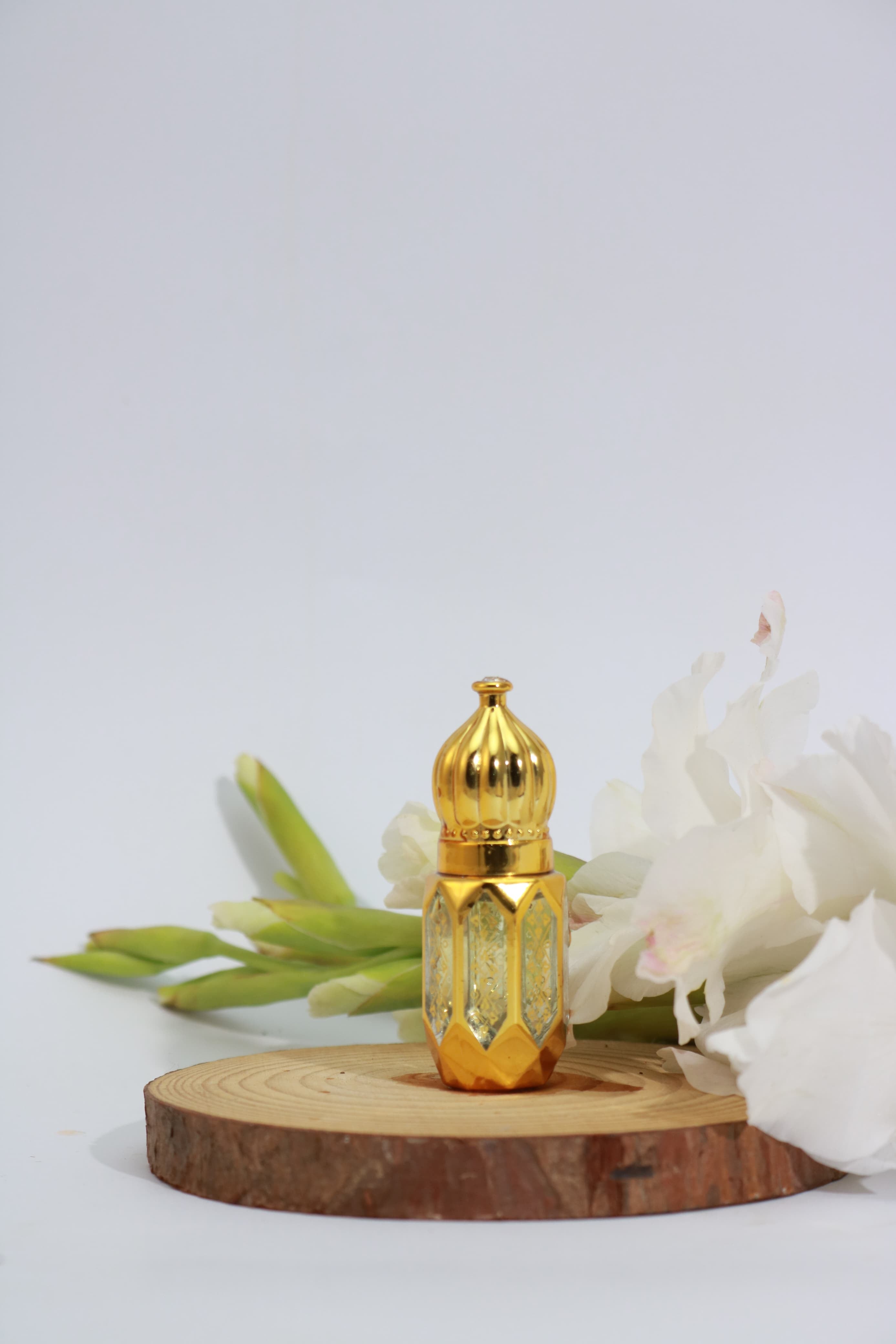 WHITE OUD AND FREE IHTSH ATTAR TASTER INSPIRED BY IHTSH BY YASEEN